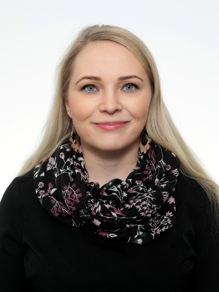 Pauliina Peltomäki, kasvokuva